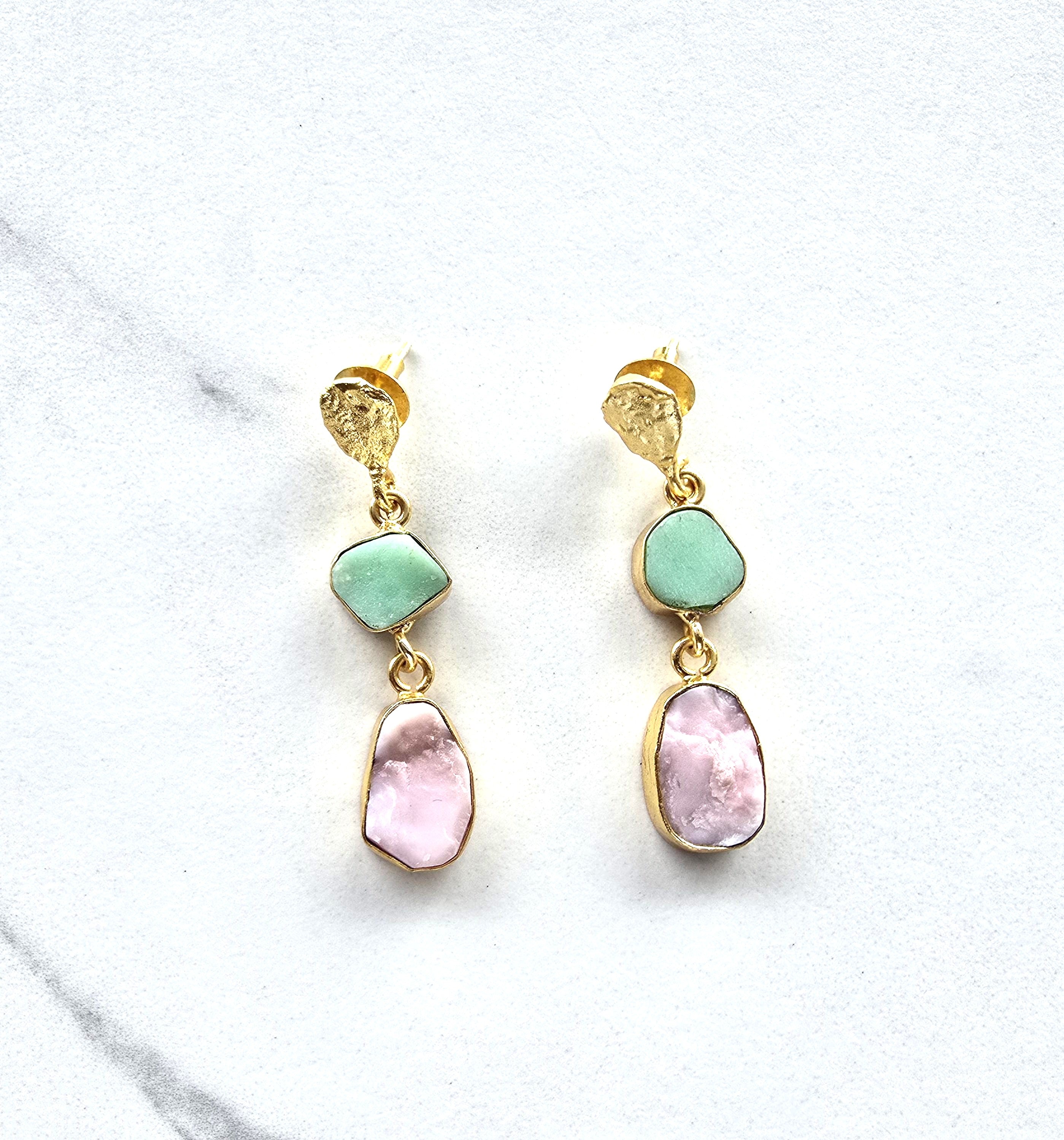 Pair of earrings with gold frames and green and pink semi-precious stones 